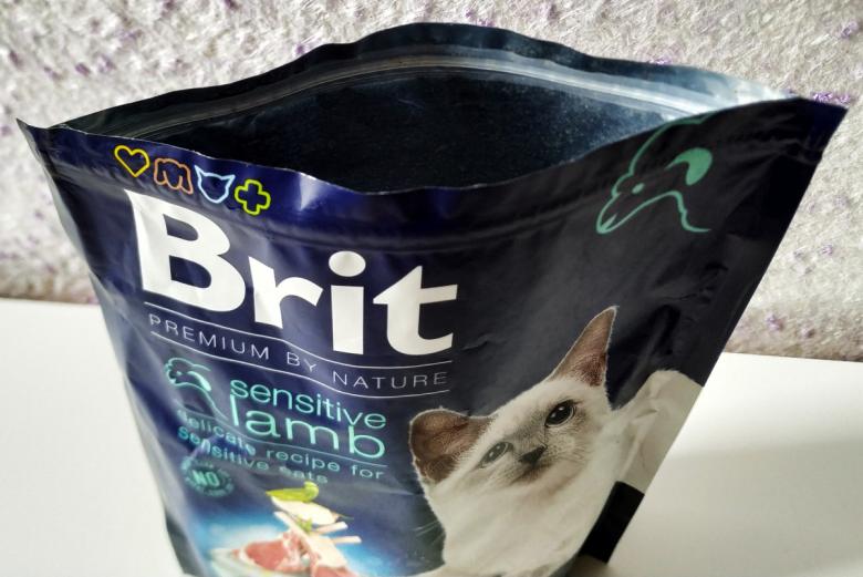 Упаковка сухого корму для дорослих котів Brit Premium by Nature Sensitive Lamb